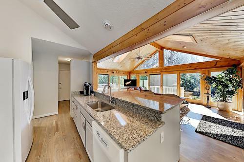 Spacious Lakefront Home - Pool, Tennis & Golf Home