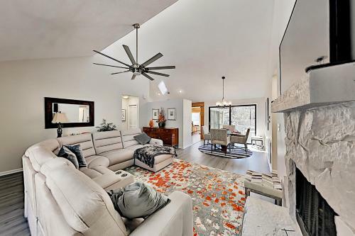 Spacious Lakefront Home - Pool, Tennis & Golf Home