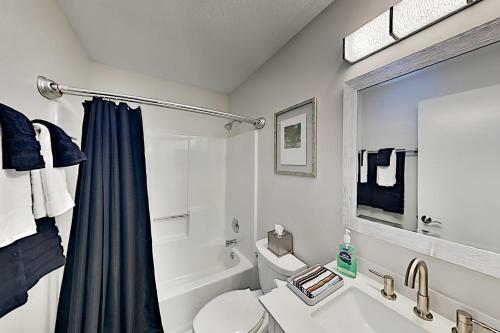 Spacious Lakefront Home - Pool, Tennis & Golf Home