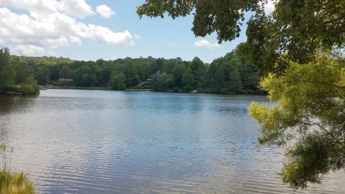 Spacious Lakefront Home - Pool, Tennis & Golf Home