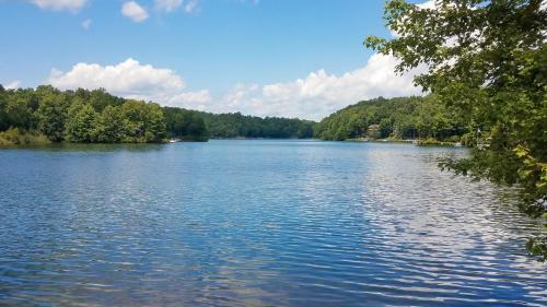 Spacious Lakefront Home - Pool, Tennis & Golf Home