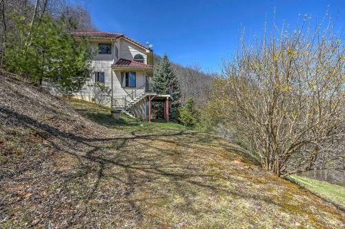 Burnsville Hideaway With Deck And Panoramic Mtn Views