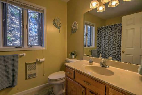 Burnsville Hideaway With Deck And Panoramic Mtn Views