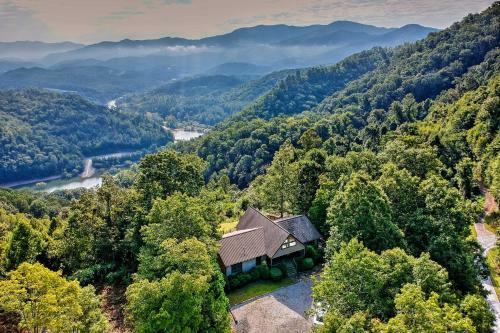 4-acre Bryson City Mountain Home With Deck And Grill!