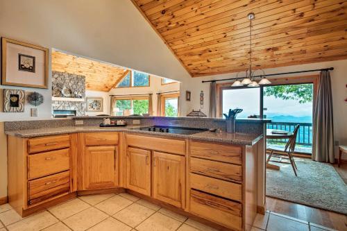 4-acre Bryson City Mountain Home With Deck And Grill!