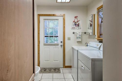 4-acre Bryson City Mountain Home With Deck And Grill!