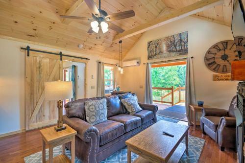 Charming Riverfront Cabin With Private Deck And Hot Tub