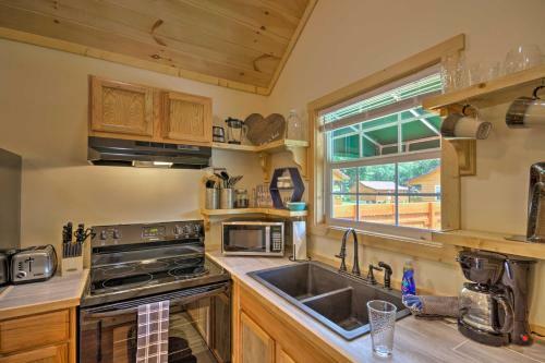 Charming Riverfront Cabin With Private Deck And Hot Tub