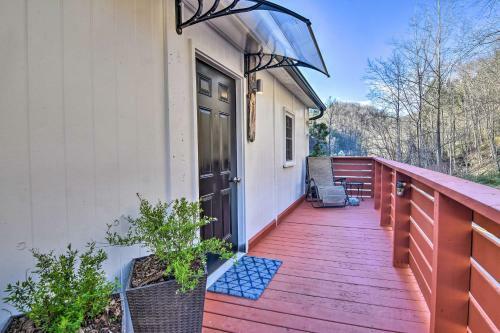 Apartamento Burnsville Apt With River View, 10mi To Hiking!