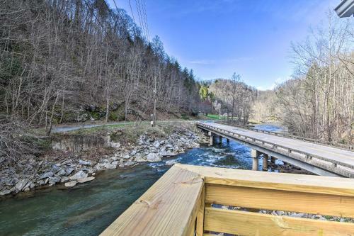Apartamento Burnsville Apt With River View, 10mi To Hiking!