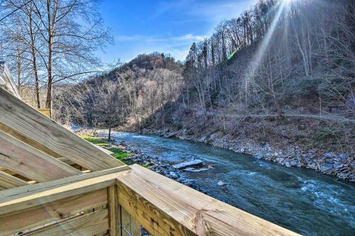 Apartamento Renovated Riverfront Retreat With Deck And Views