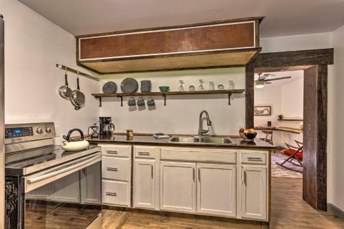 Apartamento Renovated Riverfront Retreat With Deck And Views