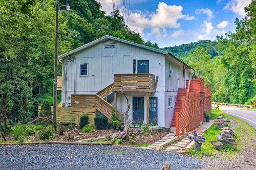 Apartamento Renovated Riverfront Retreat With Deck And Views