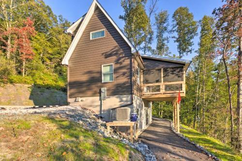 Reclusive Mountaintop Home With Stunning Views!