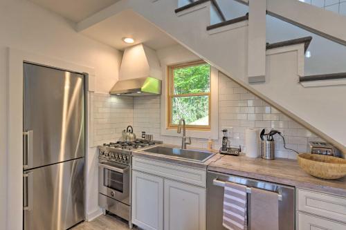 Reclusive Mountaintop Home With Stunning Views!