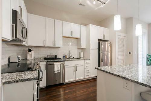 Apartamento Queen Bed Near Downtown, Shopping & Restaurants