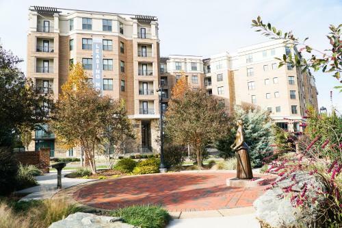 Apartamento Queen Bed Near Downtown, Shopping & Restaurants