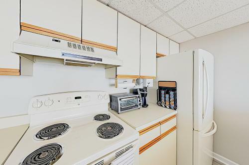 Apartamento New Listing! Beachfront Perch With Sparkling Pool Condo
