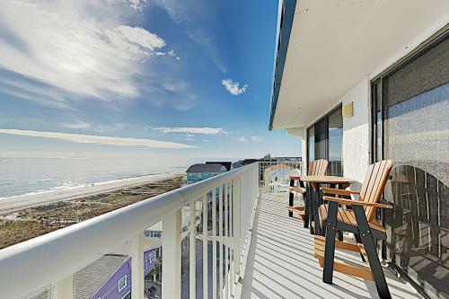 Apartamento New Listing! Beachfront Perch With Sparkling Pool Condo