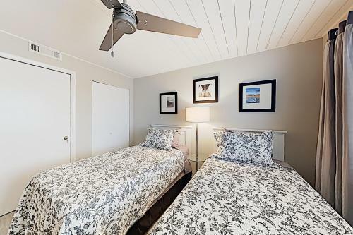 Apartamento New Listing! Beachfront Perch With Sparkling Pool Condo