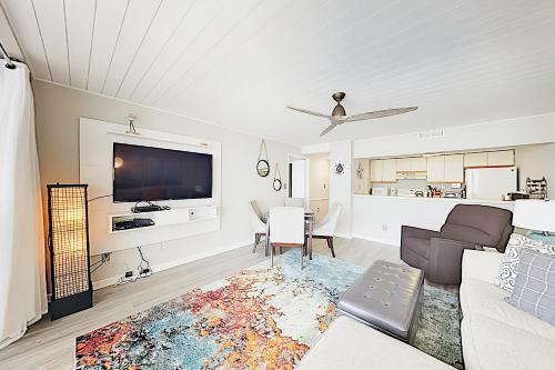 Apartamento New Listing! Beachfront Perch With Sparkling Pool Condo