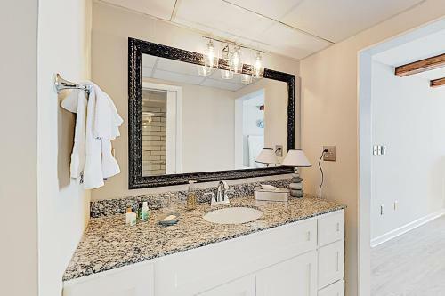 Apartamento New Listing! Beachfront Perch With Sparkling Pool Condo