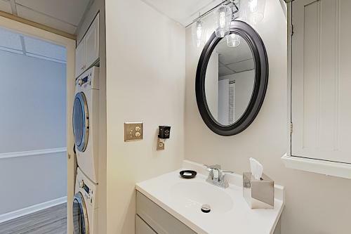 Apartamento New Listing! Beachfront Perch With Sparkling Pool Condo
