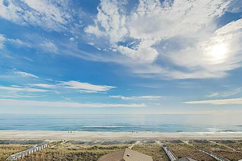 Apartamento New Listing! Beachfront Perch With Sparkling Pool Condo