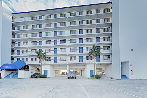 Apartamento New Listing! Beachfront Perch With Sparkling Pool Condo