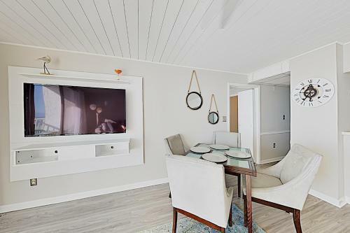 Apartamento New Listing! Beachfront Perch With Sparkling Pool Condo