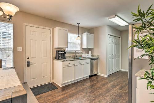 Updated Charlotte Home With Deck - 10 Minutes To Uncc