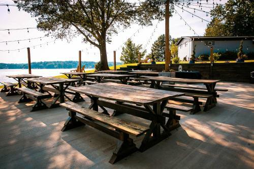 Waterfront Studio With Shared Porch #11 At Long Cove Resort