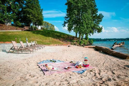 Waterfront Studio With Shared Porch #11 At Long Cove Resort