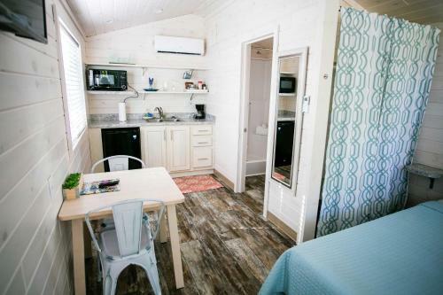 Waterfront Studio With Shared Porch #11 At Long Cove Resort