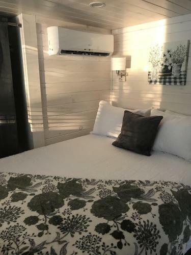 Lakefront Property Two Bedroom #30 At Long Cove Resort
