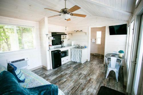 Lakefront Property One Bedroom #4 At Long Cove Resort