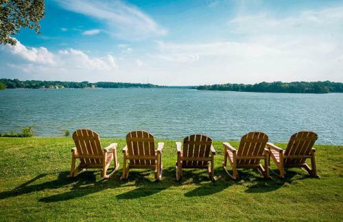 Waterfront 100 Year Old Wood #16 At Long Cove Resort