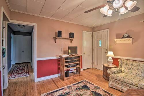 Quaint Cottage With Private Deck In Columbus!