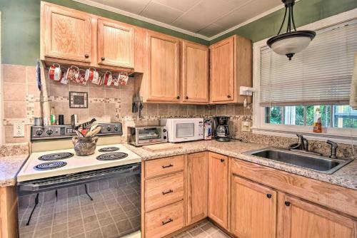 Quaint Cottage With Private Deck In Columbus!