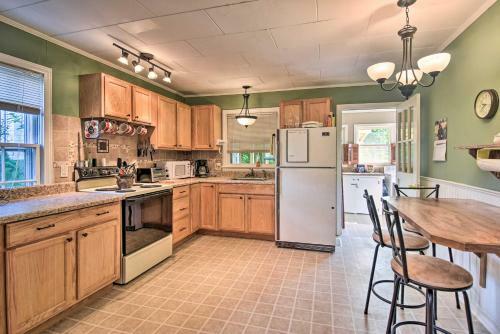 Quaint Cottage With Private Deck In Columbus!