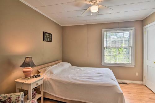 Quaint Cottage With Private Deck In Columbus!