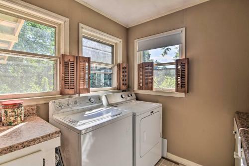Quaint Cottage With Private Deck In Columbus!