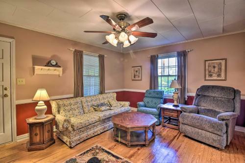 Quaint Cottage With Private Deck In Columbus!