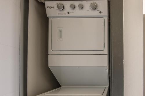 Vibrant Studio And 2br Apartments By Frontdesk