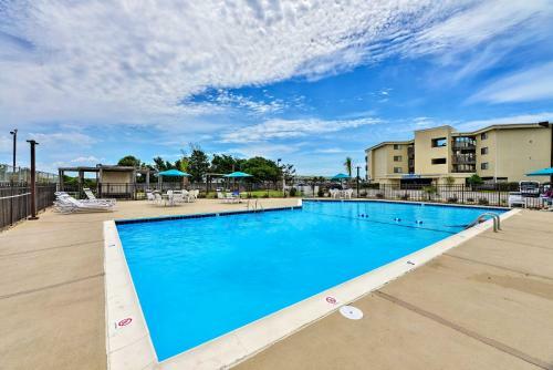 Apartamento Emerald Isle Condo With Pool And Ocean Views!