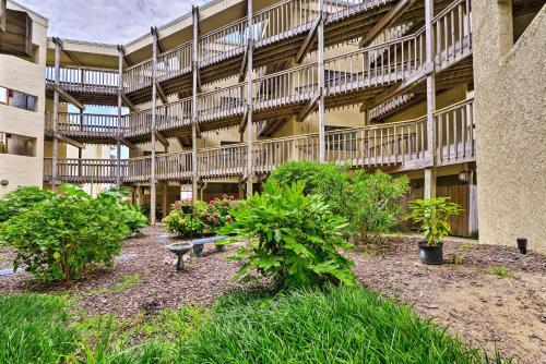 Apartamento Emerald Isle Condo With Pool And Ocean Views!