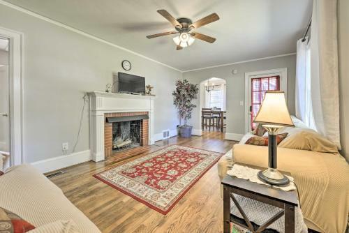 Charming Cottage With Yard Less Than 2 Mi To Downtown!