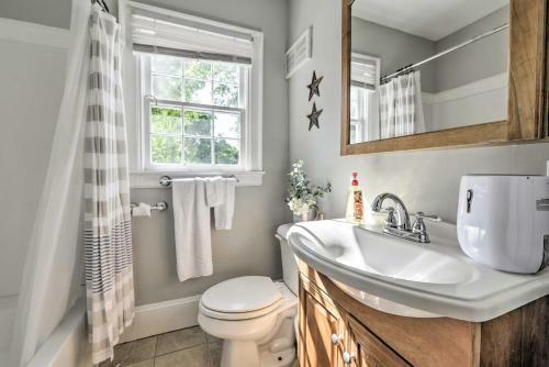 Charming Cottage With Yard Less Than 2 Mi To Downtown!