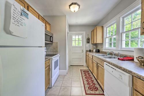 Charming Cottage With Yard Less Than 2 Mi To Downtown!