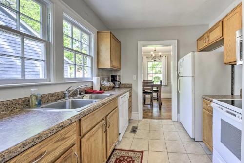 Charming Cottage With Yard Less Than 2 Mi To Downtown!